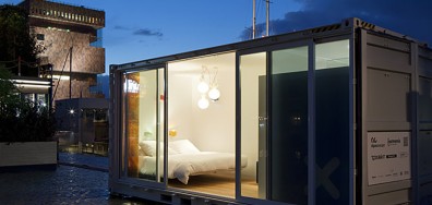 O Sleeping Around Shipping Container Hotel é uma hospedagem itinerante que raramente fica no mesmo lugar duas vezes, nos arredores da Antuérpia