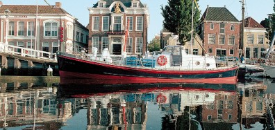 O Reddingsboot Lifeboat Hotel, na Holanda, é um barco salva-vidas vintage, considerado um dos mais exclusivos quartos de hotel flutuante do mundo