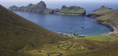 Saint Kilda (Escócia) é um dos paraísos mais fascinantes da Europa. Isolado e de difícil acesso, ele fica nas Ilhas Hébridas. Aqueles que chegam a elas de barco contam que, ao longe, suas montanhas emergem do mar como icebergs negros.