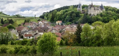 Popular pelos seus vinhos, a região da Borgonha, na França, abriga alguns belos recantos. Como o Châteauneuf-en-Auxois, pertencente à Côte-d’Or. Sua arquitetura medieval a alça a uma das cidadelas mais bonitas da França.