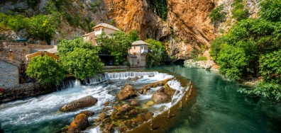 Dizem que Blagaj, na Bósnia, pode ter até 200 dias de sol por ano. Facilmente acessível de carro, é possível estacionar a menos de um quilômetro e descer andando até a nascente do rio Buna, sob uma gruta em um penhasco do qual emerge um mosteiro construído pelos otomanos no século XVI.