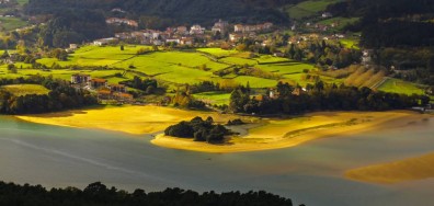 Urdaibai , na região de Vizcaya (Espanha), é uma reserva da biosfera que esconde um dos cenários da última temporada de Game of Thrones. A região tem muitas trilhas, mas também convida ao ciclismo, à vela e ao all surfing, com algumas das melhores praias para pegar ondas do País Basco.